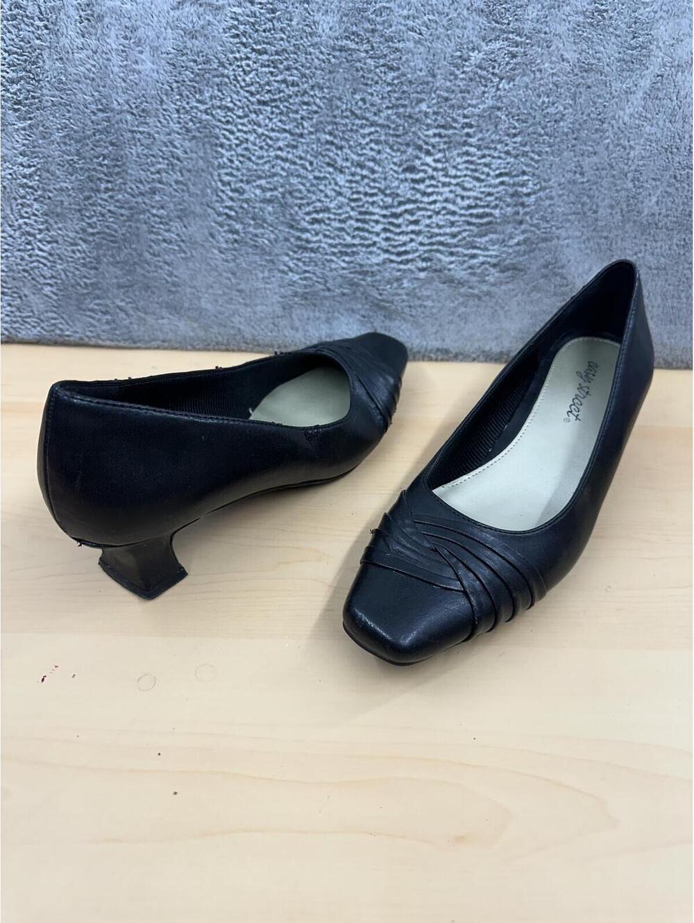 Easy Street‎ Black Low Heel Pumps